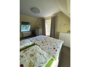 WildbergHoliday house in Wildberg with 1 bedroom的卧室里有一张铺着花卉床罩的床