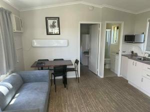 un salon avec un canapé et une table dans l'établissement Maclean Riverside Cabin Park, à Maclean