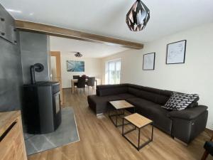 WildbergHoliday house in Wildberg with 1 bedroom的客厅里有一张黑色沙发和一台电视