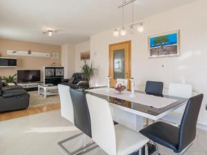 Nhà bếp/bếp nhỏ tại Six Bedroom Holiday House With Pool