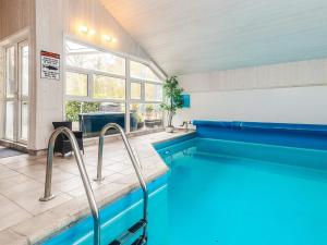 Smidstrup5 star holiday home in Gilleleje的游泳池,位于带游泳池的房间