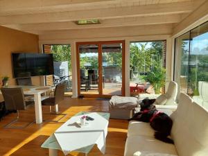 Μια τηλεόραση ή/και κέντρο ψυχαγωγίας στο Modern retreat on Lake Warin