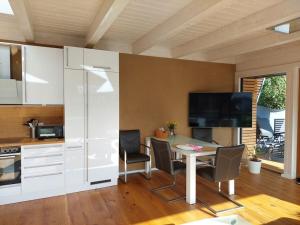 Η κουζίνα ή μικρή κουζίνα στο Modern retreat on Lake Warin