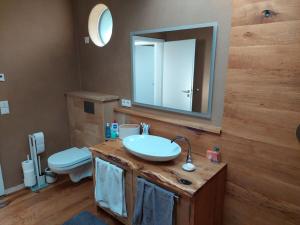 Ένα μπάνιο στο Modern retreat on Lake Warin +33 φωτογραφίες