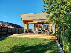 Κήπος έξω από το Modern retreat on Lake Warin