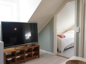 Tanum4 person holiday home in Tanumshede的客厅配有平面电视和1张床。