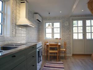 Tanum4 person holiday home in Tanumshede的带水槽和桌子的厨房 更多19张照片