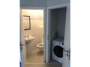 Koupelna v ubytování Tinla Comfortable Holiday Residence + 6 fotografií