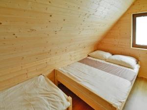 Piccola camera con letto in una baita di tronchi. di Spacious holiday homes with terraces, Sarbinowo a Sarbinowo
