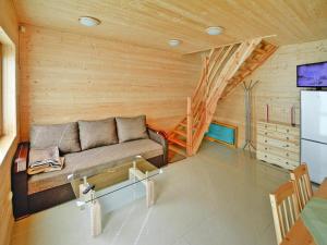 un soggiorno con divano e frigorifero di Spacious holiday homes with terraces, Sarbinowo a Sarbinowo