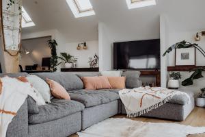 ホキティカにあるSailor's Catchのリビングルーム(灰色のソファ、テレビ付)