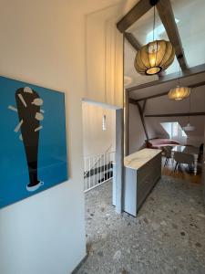 Habitación con litera y sala de estar. en Townhouse Mayfair Style im Weinstrassen Hotspot Deidesheim, en Deidesheim