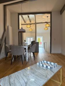 Un comedor y una sala de estar con mesa y sillas. en Townhouse Mayfair Style im Weinstrassen Hotspot Deidesheim, en Deidesheim