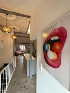 Una imagen de una pintura de una boca con bolas. en Townhouse Mayfair Style im Weinstrassen Hotspot Deidesheim, en Deidesheim 11 fotos más