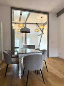 Un comedor con mesa y sillas en Townhouse Mayfair Style im Weinstrassen Hotspot Deidesheim, en Deidesheim
