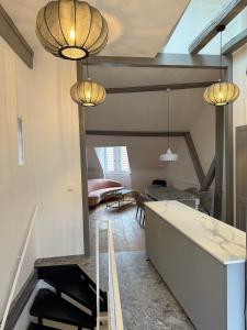 Sala de estar con 2 luces y mesa en Townhouse Mayfair Style im Weinstrassen Hotspot Deidesheim, en Deidesheim