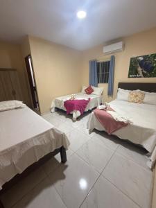 Ένα ή περισσότερα κρεβάτια σε δωμάτιο στο Caribe de Alter - Hotel & Pousada