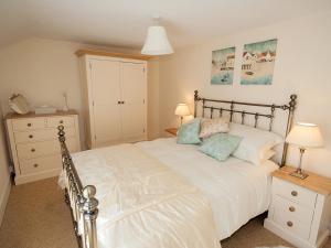 Postel nebo postele na pokoji v ubytování Salters Cottage - E5045