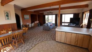 伯马吉Beares Beach House - 7 Mill Street- Large, central的带厨房和餐厅的客厅