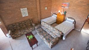 伯马吉Beares Beach House - 7 Mill Street- Large, central的俯视图，房间内有两张沙发和一张桌子。