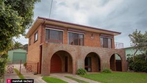 伯马吉Beares Beach House - 7 Mill Street- Large, central的砖屋,上面设有阳台