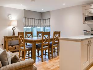 uma cozinha e sala de jantar com mesa e cadeiras em Pride Of Erin - Uk45929 em Linlithgow