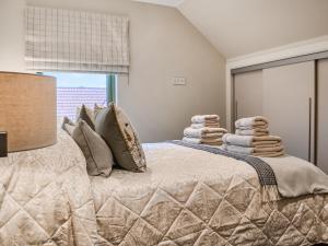 um quarto com uma cama com toalhas em Pride Of Erin - Uk45929 em Linlithgow mais 18 fotografias