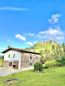 Cảnh núi rừng hoặc tầm nhìn ra núi từ nhà gỗ +33 ảnh