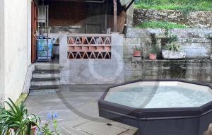 马萨罗萨2 Bedroom Beautiful Home In Massarosa的大楼外的大浴缸