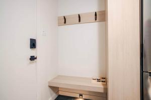 een keuken met een houten bank in een kamer bij LAO LOFT 105 by Gestion ELITE in Mont-Tremblant