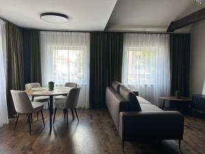 Khu vực ghế ngồi tại Telšiai Modern Central Apartments +4 ảnh