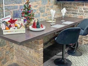 un tavolo con sopra un albero di Natale di The Snug a Y Felinheli
