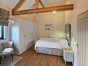een slaapkamer met een bed, een bureau en een stoel bij Valentines Cottage - Uk48509 in Kirk Hammerton
