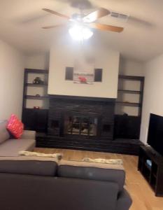 un soggiorno con divano e camino di The Relaxed Place 