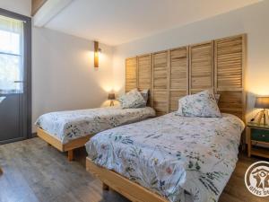 VihiersGîte moderne avec piscine en Anjou, proche Saumur et Cholet, idéal pour familles et groupes - FR-1-622-30的有两张床和一扇窗户的卧室 更多18张照片