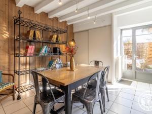 VihiersGîte moderne avec piscine en Anjou, proche Saumur et Cholet, idéal pour familles et groupes - FR-1-622-30的配有木桌椅的餐厅