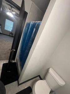 e bagno con servizi igienici e doccia blu. di The Relaxed Place  Altre 36 foto