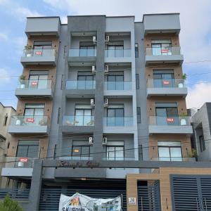 un grande condominio con balconi di Xentral Luxury 5 star Apartment a Ikate