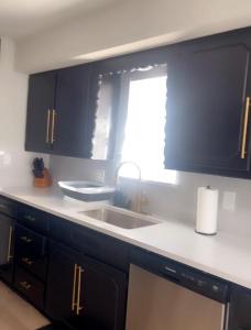 un bancone della cucina con lavandino e finestra di The Relaxed Place 