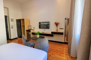 カイロにあるThe KMT Collection Hotelのベッドとテーブルと椅子のある部屋 +29枚の写真