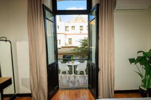 カイロにあるThe KMT Collection Hotelのテーブルと椅子のあるバルコニー付きの部屋