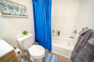 Et badeværelse på Private Apt Near Downtown & Hospital