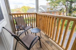 En balkon eller terrasse på Private Apt Near Downtown & Hospital