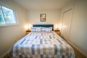 En eller flere senge i et værelse på Private Apt Near Downtown & Hospital