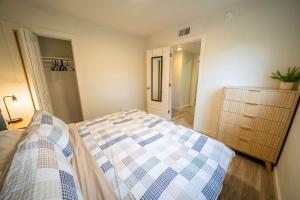 En eller flere senge i et værelse på Private Apt Near Downtown & Hospital