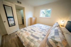 En eller flere senge i et værelse på Private Apt Near Downtown & Hospital + 23 billeder