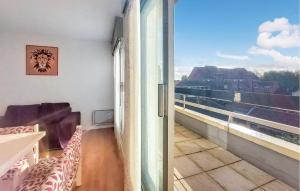 En balkon eller terrasse på Cozy Apartment In Dunkerque