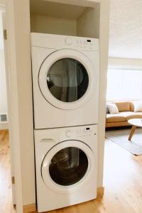 due lavatrici impilate una sopra l'altra in un soggiorno di Willow South Cottage a Moscow