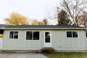 una casa bianca con porta bianca e finestre di Willow South Cottage a Moscow