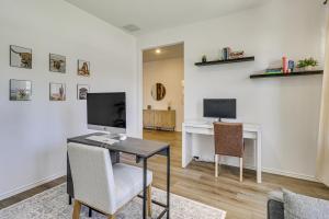 Μια τηλεόραση ή/και κέντρο ψυχαγωγίας στο 12 Mi to UT and Downtown Austin Family Home with Yard